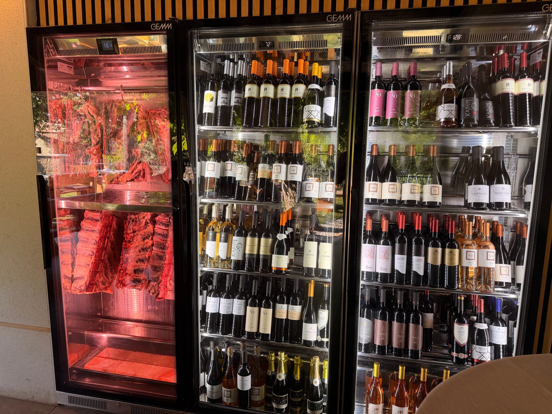 Komore za suho odležavanje mesa i vitrine s vinima
